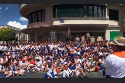 La Peña Aramburu Boscos es una de las más concurridas. Son unos 800 socios unidos desde 1989. Tiene su sede en la calle Quintanar de la Sierra, 11 y forman parte de las actividades destacadas de la ciudad. Esta agrupación se fundó por parte de un grupo de profesores y alumnos del Instituto Salesiano de FP Padre Aramburu, 'El Buru'. Durante el año organizan actividades para reunir al nutrido grupo como son la celebración del Día de la Madre, rutas de senderismo o reciben a sus majestades los Reyes Magos.