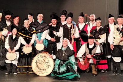 En la imagen el Grupo 'Foles e Ferreñas' del Centro Galego en Burgos. Hay 398 socios de esta asociación que templa la morriña con actividades gallegas en el corazón de Castilla. Fundada en el año 1995 tiene su sede en la calle Burgense 8-10 bajo. A lo largo del año participa en actividades festivas de Burgos pero trae las fiestas gallegas a Burgos. Celebran en la ciudad el Entroido, el Día del Magosto o participan en muestras de folclore con su grupo en Festivales como WIM y el Babieca Folk. También programan. Acercarán a la provincia a Carlos Núñez y Xosé Liz&Paula Gómez.