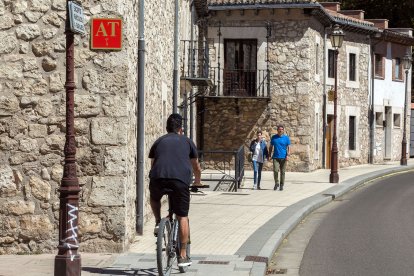 Los alojamientos tienen que estar señalizados con una placa. TOMÁS ALONSO