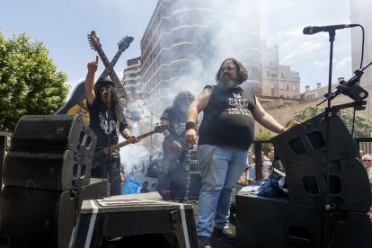 Cabalgata de las peñas, grupos de folclore y casas regionales en la calle Vitoria. FOTOS: © ECB / SANTI OTERO