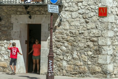 Los alojamientos tienen que estar señalizados con una placa. TOMÁS ALONSO