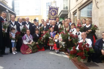 La Asociación de Folclore Caput Castellae y, junto a el, el grupo músico vocal 'Nuevos Aires' cuenta con 65 socios. Se formó en el año 200 cuando un grupo de amigos querían continuar con identidad propia el interés por recuperar la canción popular burgalesa y castellana. Les conocerás a ellos por su capa Castellana. A ellas por su traje regional. Son habituales en las fiestas tradicionales de barrios, en San Pedro, cantan en la misa castellana de Fuentes Blancas en el Día de las Peñas o en la Feria del Mimbre y San Lesmes.
