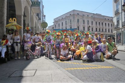 La Peña Comuneros tiene unos 150 socios de todas las edades. Se fundó en 1979 y en el último San Pedro, antes de la pandemia, celebraron su 40 aniversario. La sede está en el centro municipal Río Vena de Paseo de los Comuneros. Participan en todos los actos festivos como la Cabalgata o la Ofrenda de Flores y se vuelcan en la preparación de las fiestas del Barrio, dedicadas a Fernando Rey, el 30 de mayo.