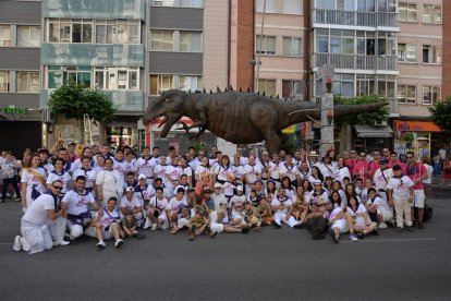 La Peña Antonio José nace en Capiscol en marzo de 1979. Tiene unos 170 socios en la actualidad. La sede está situada en la Avenida Arlanzón, 61 bajo. Las actividades que se realizan van desde la participación de la Romería de la Virgen Blanca, participación activa en las fiestas de San Pedro y San Pablo de Burgos. Además organizan actividades para los socios, excursiones y actos culturales como el homenaje a Antonio José. Y también participamos con el consejo de barrio de Capiscol y las fiestas del barrio. Su grupo de blusas se llama “La Tarara”.