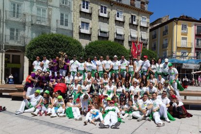 Peña Los Verbenas. Son unos 110 socios y les podrás encontrar en Gamonal. En la calle  Vitoria, 254 está su sede. Cuentan con más de 40 años de trayectoria ya que la agrupación se fundó en 1979. La peña participa activamente en el consejo de barrio de Gamonal, en la organización del mercado medieval del populoso barrio y todas las actividades que se proponen a lo largo del año. 
Fue reconocida como Buen Vecino de Burgos en 2004.