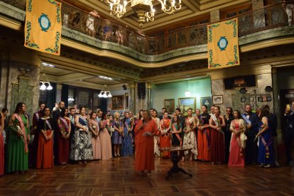 Círculo de La Unión. La agrupación, con sede en el Casino de Burgos del Paseo del Espolón, es una Sociedad Recreativa y Cultural fundada en 1881. De las más antiguas de la ciudad y de las más grandes. Cuenta con 1.500 socios. Y, por primera vez, en sus más de 140 años de historia, está presidida por una mujer, Ana Isabel Domínguez. Durante las fiestas organizan actividades como la coronación de reinas, con la presencia de la corte de las peñas y casas regionales de la ciudad. También celebran el pregón, este año a cargo de Juan Carlos Aparicio, y la actividad de la Cuarentuna de Burgos.