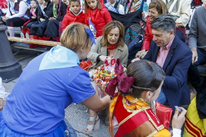 Cabalgata de las peñas, grupos de folclore y casas regionales en la calle Vitoria. FOTOS: © ECB / SANTI OTERO