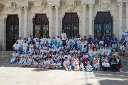 La Peña Cultural y Recreativa de Fátima nació en marzo de 1977. Un grupo de jóvenes procedentes de las mil viviendas, hoy conocido como Juan XXIII-Lavaderos, se unieron para hacer barrio y disfrutar de actividades en el barrio. Desde entonces han participado en todos los eventos de la Hermandad de Peñas, la Federación de Blusas, la asociación del barrio... Más de cuatro décadas después continúan con su 