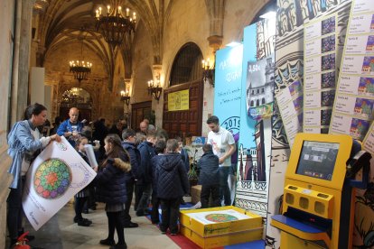 Círculo Filatélico Numismático de Burgos. Aún no han puesto sello a las Fiestas de Burgos pero es uno de las agrupaciones temáticas más conocidas por sus exposiciones de filatelia. La agrupación se formó en 1951 y cuenta con 153 socios. Tiene su sede en la calle San Juan 24. Desde 1952 organiza una exposición filatélica que solo la Covid ha frenado. En su haber medio centenar a nivel local (Exfibur), regional o nacional (Exfilna) e internacional. Promueven el coleccionismo filatélico entre los más jóvenes. Tienen el recnocimento a Mejor Sociedad de Burgos y Buen Vecino de Burgos y, a nivel nacional, Medalla al Mérito Filatélico por la Dirección General de Correos y Telégrafos.