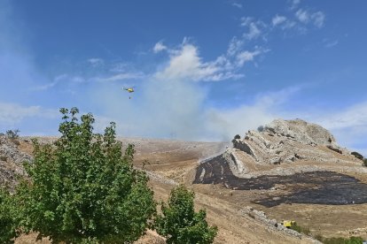 Los medios aéreos y terrestres actúan en el lugar del incendio. ECB