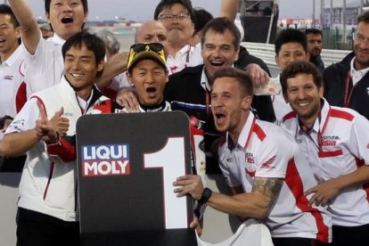 Kaito Toba, con el excampeón Hiroshi Aoyama, a su derecha, hoy, en Losail (Catar).