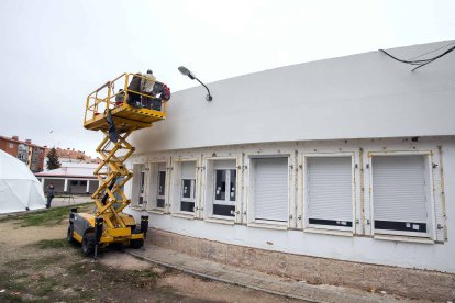 El alcalde se subió a la grúa para ver la nueva cubierta de La Parrala. TOMÁS ALONSO