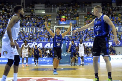 Corbalán levanta los brazos mientras Marjanovic le señala. S. OTERO