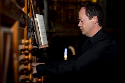 Diego Crespo acompañará a la solista burgalesa Alicia Amo poniendo música al homenaje a autores españoles y burgaleses del siglo XX y XI. Capilla Música Bernardas. 20.30 horas. 15 euros.