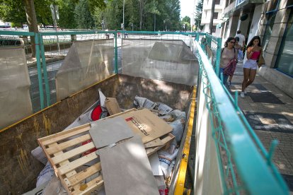 Contenedor para escombros de una reforma. TOMÁS ALONSO