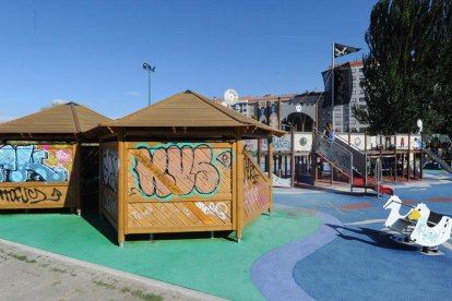 Pintadas en unas casetas de madera de un parque en el barrio de G3.