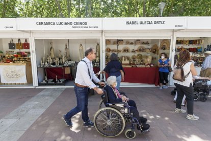 Visitantes en la feria del mimbre, barro y cuero de San Agustín. FOTOS: © ECB / SANTI OTERO