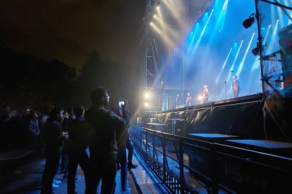 Cronómetrobudú, en el escenario de la plaza de Santa Teresa. L. G. L.