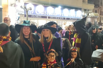 Multitud de personas acudieron disfrazadas al desfile de carnaval de Aranda. L. V.