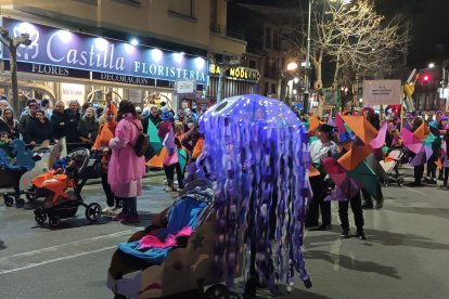 Multitud de personas acudieron disfrazadas al desfile de carnaval de Aranda. L. V.
