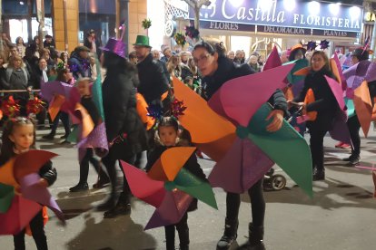 Multitud de personas acudieron disfrazadas al desfile de carnaval de Aranda. L. V.