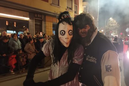 Multitud de personas acudieron disfrazadas al desfile de carnaval de Aranda. L. V.