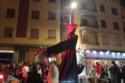 Multitud de personas acudieron disfrazadas al desfile de carnaval de Aranda. L. V.