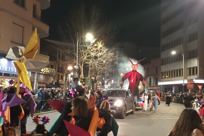 Multitud de personas acudieron disfrazadas al desfile de carnaval de Aranda. L. V.