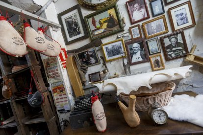 Rincón de la botería con fotos de familiares y enseres antiguos.