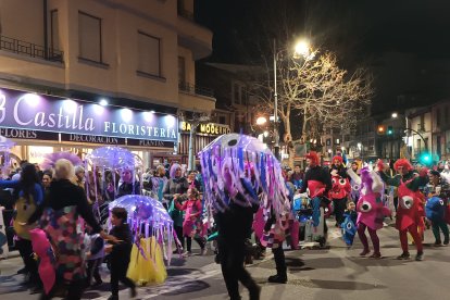 Multitud de personas acudieron disfrazadas al desfile de carnaval de Aranda. L. V.