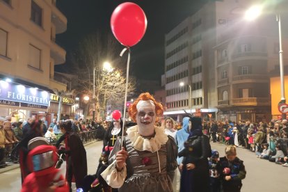 Multitud de personas acudieron disfrazadas al desfile de carnaval de Aranda. L. V.