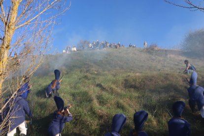 El público volvió a quedar boquiabierto con la entrega de los voluntarios que se metieron al cien por cien en el papel entre pólvora, disparos y gloriosos estruendos