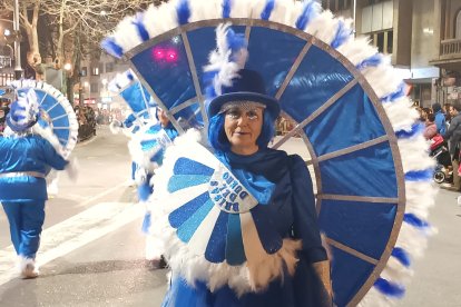 Multitud de personas acudieron disfrazadas al desfile de carnaval de Aranda. L. V.