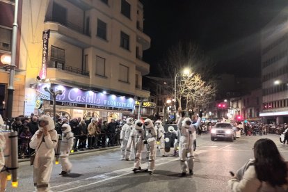 Multitud de personas acudieron disfrazadas al desfile de carnaval de Aranda. L. V.