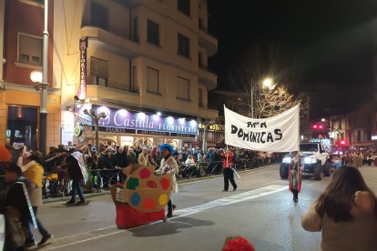 Multitud de personas acudieron disfrazadas al desfile de carnaval de Aranda. L. V.