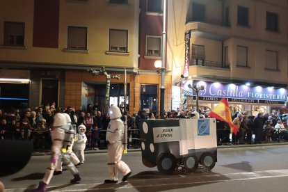 Multitud de personas acudieron disfrazadas al desfile de carnaval de Aranda. L. V.