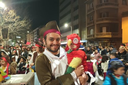 Multitud de personas acudieron disfrazadas al desfile de carnaval de Aranda. L. V.