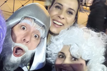 Multitud de personas acudieron disfrazadas al desfile de carnaval de Aranda. L. V.