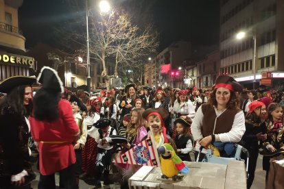 Multitud de personas acudieron disfrazadas al desfile de carnaval de Aranda. L. V.
