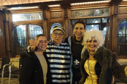 A sus 93 años, José Luis de la Cruz Peñalba, -y compañía- no se perdió el desfile al que acudió disfrazado.