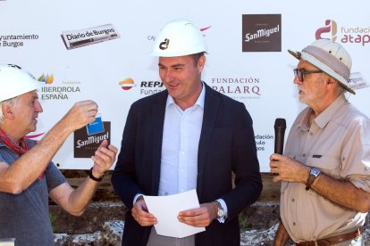 Juan Luis Arsuaga, José María Bermúdez de Castro y Eudald Carbonell fueron los maestros de ceremonia en el nombramiento de Ignacio Mariscal. FUNDACIÓN ATAPUERCA