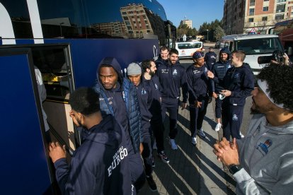 Los jugadores suben al autobús. TOMÁS ALONSO