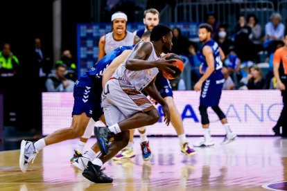Clemmons intenta irse por velocidad. ACB PHOTO
