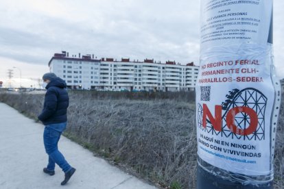 Cartel contra el recinto ferial en el barrio. SANTI OTERO