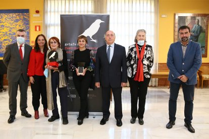 Mercedes Rodrigo, junto al jurado del Premio Novela Negra Ciudad de Getafe y la escritora Rosa Regás, Premio José Luis Sampedro.