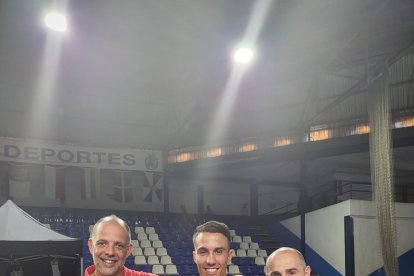 Majouti posa con su medalla de Oro, Óscar Caballero y Héctor Moreira. ECB