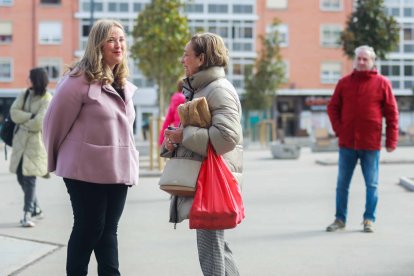 Cristiana Ayala, candidata del PP a la Alcaldía de Burgos, charla con una vecina en la plaza de Santiago de Gamonal. TOMÁS ALONSO
