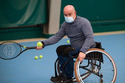 Un alumno golpea la bola. TOMÁS ALONSO