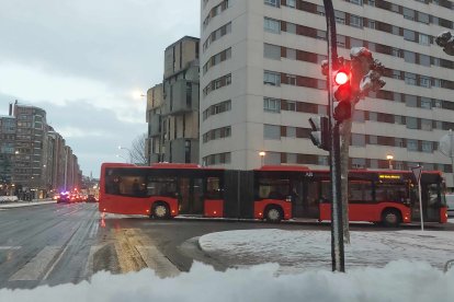 La nieve condiciona el tráfico de la ciudad de Burgos. L. G. L.