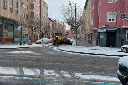 Una excavadora limpia de nieve la calzada en la calle Briviesca de Burgos. L. G. L.
